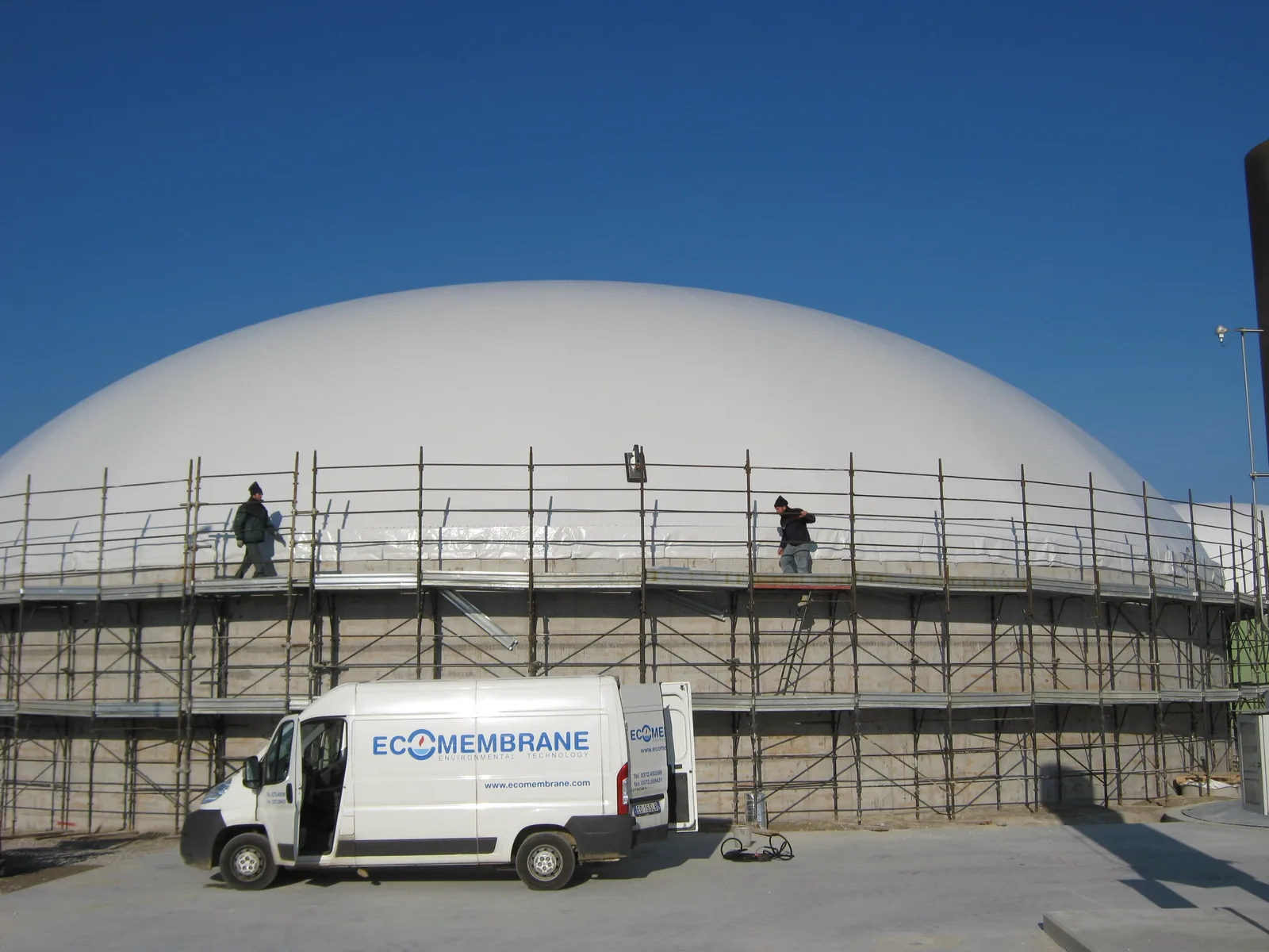 Cupola Ecomembrane in installazione con ponteggio e furgone aziendale