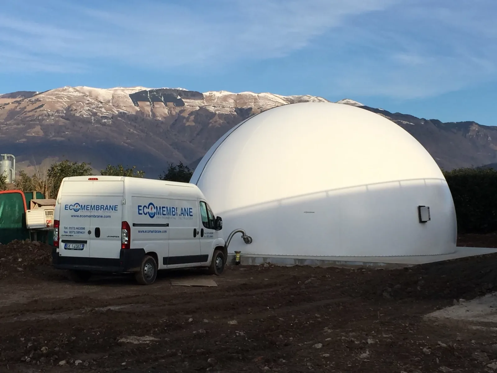 Cupola Ecomembrane ai piedi delle montagne con furgone aziendale