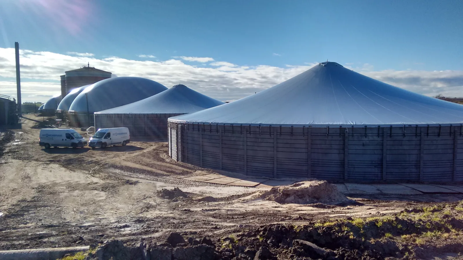 Coperture Ecomembrane su vasche di un impianto con furgoni aziendali