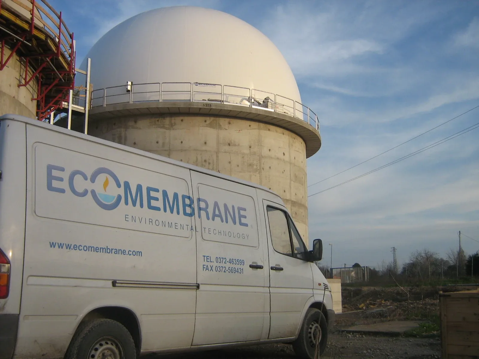 Cupola Ecomembrane su vasca in cemento con furgone aziendale