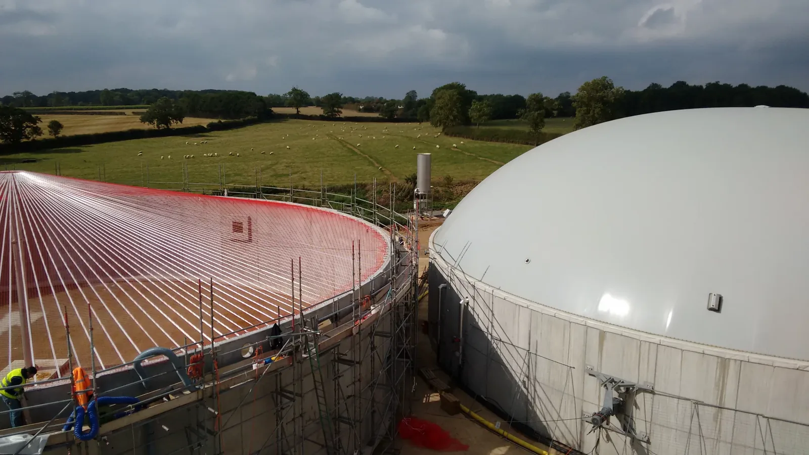 Copertura Ecomembrane in costruzione su una vasca in aperta campagna