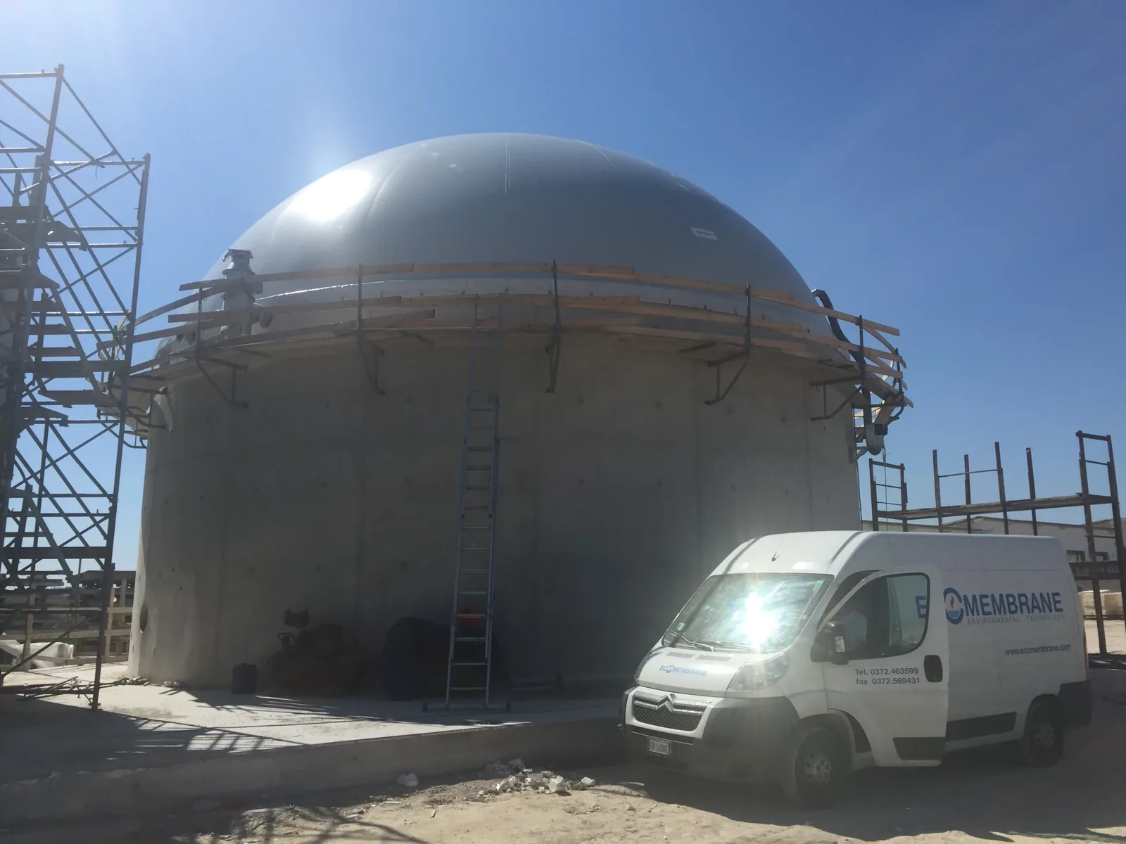 Cupola Ecomembrane su vasca in cemento con ponteggio e furgone aziendale