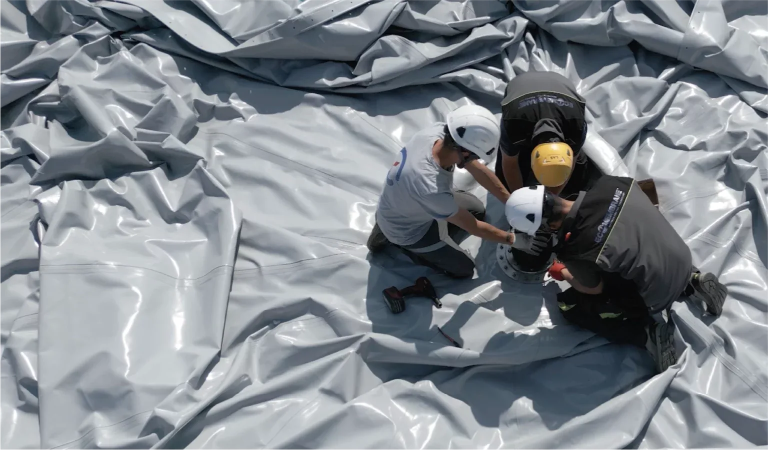 Tecnici Ecomembrane al lavoro su una membrana